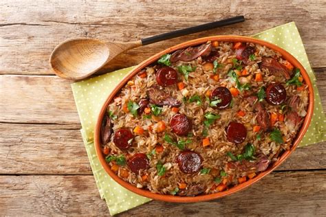  Arroz Frito Dandong: Uma Sinfonia Picante e Salgada de Sabores Explosivos em Cada Garfada!