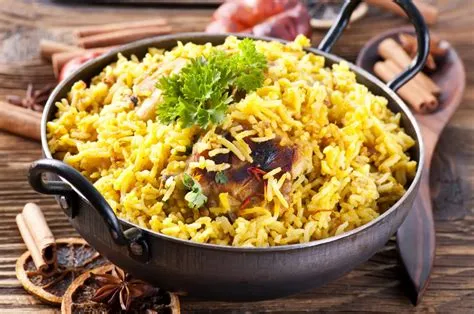  Biryani de Frango: Uma Sinfonia Aromática de Especiarias e Texturas Irresistíveis!