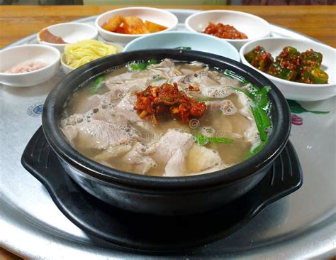  Dwaeji Gukbap: Uma Sinfonia Explosiva de Caldo Acolhedor e Carne Suína Deliciosamente Tenra