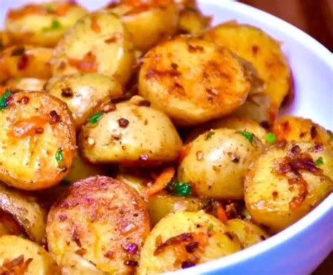  Himmel und Erde Uma explosão de sabor em cada garfada, com batatas e maçãs cozidas até a perfeição!