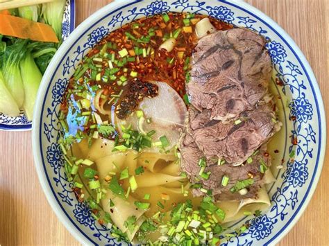  Lá Mein de Lanzhou: Uma Sinfonia Explosiva de Sabores Picantes e Texturas Al dente!