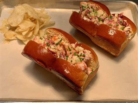  Lobster Roll - Uma explosão de sabor fresco do mar em pão brioche macio!