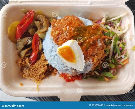  Nasi Kerabu: Uma Explosão de Sabores Picantes e Frescos em Zieger