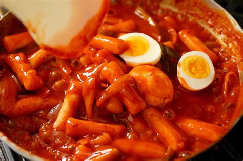  Ddeokbokki picante e irresistível: Uma explosão de sabores na culinária tradicional de Hwaseong!