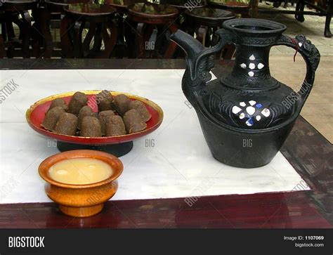  Tsampa com Manteiga de Iacque: Uma Sinfonia de Sabores da Alta Altitude e Texturas Terrosas!